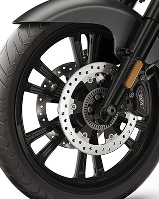 Detailed view of the 21-inch front wheel on the BMW Motorrad R 18 Roctane