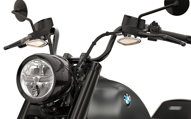 Detailed view of the midi ape-hanger on the BMW Motorrad R 18 Roctane