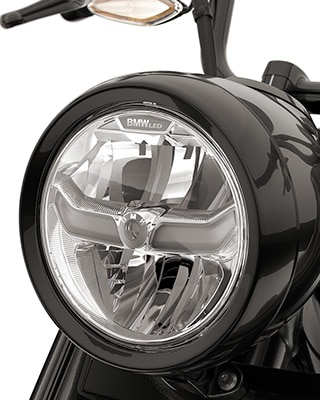 Detailed view of the round LED headlight on the BMW Motorrad R 18 Roctane