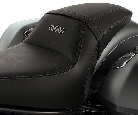 Detailed view of the dragster seat on the BMW Motorrad R 18 Roctane