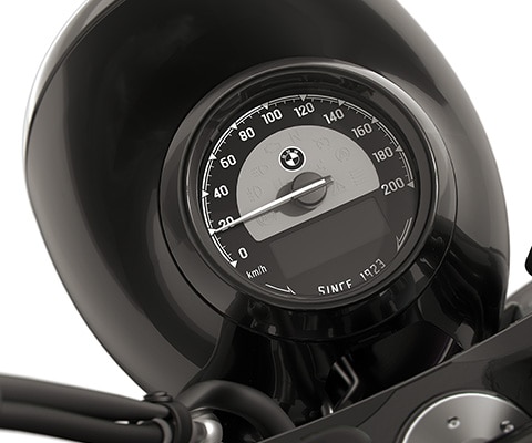 Detailed view of the round dial-type speedometer on the BMW Motorrad R 18 Roctane
