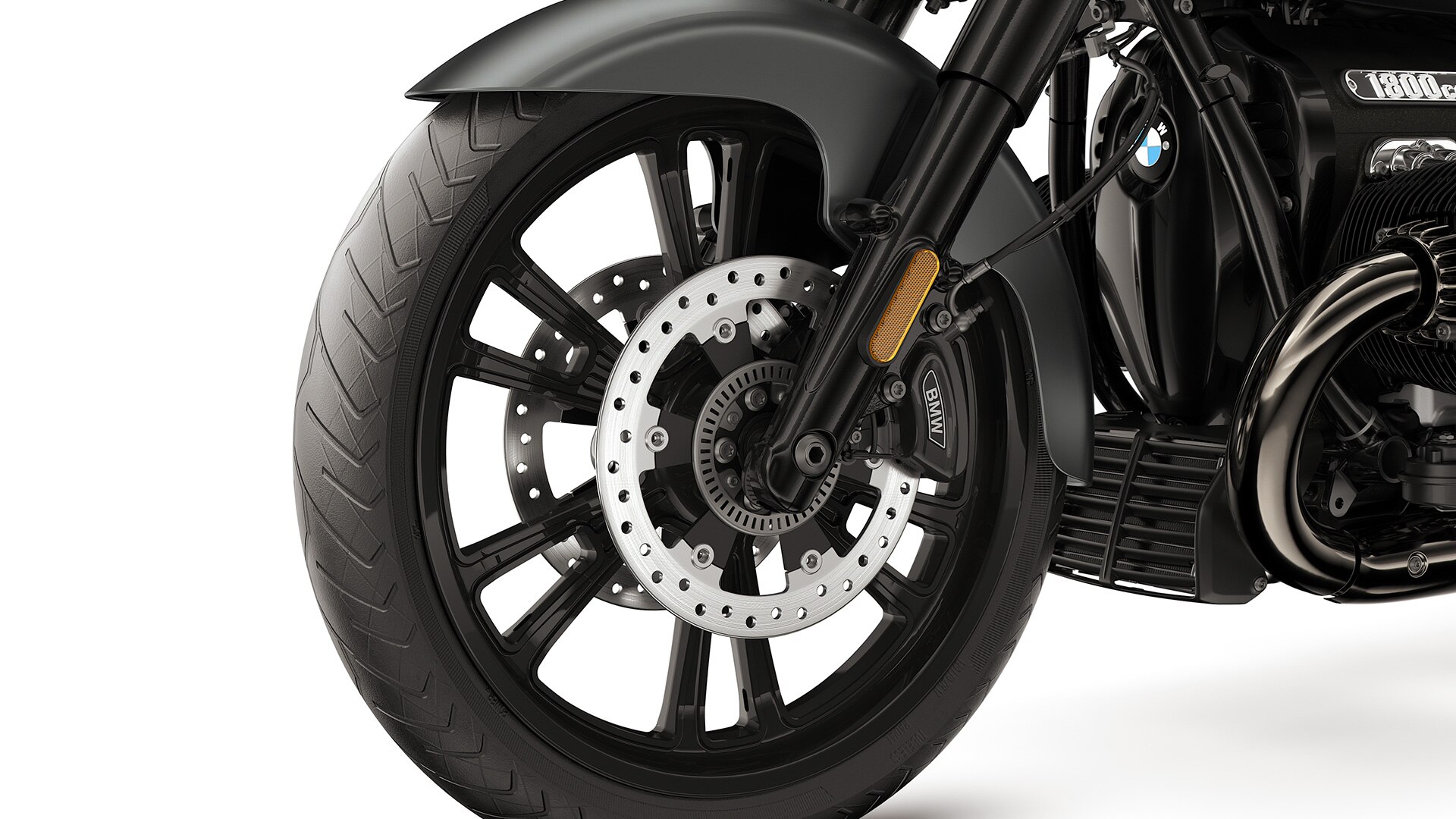 Detailed view of the 21-inch front wheel on the BMW Motorrad R 18 Roctane