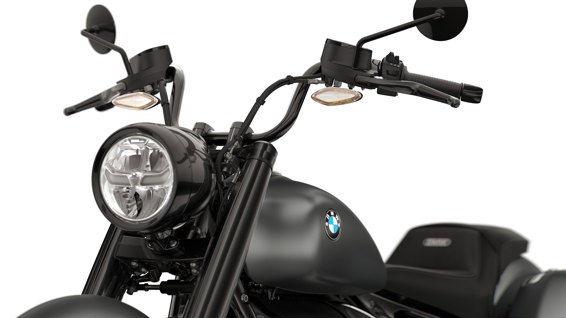 Detailed view of the midi ape-hanger on the BMW Motorrad R 18 Roctane