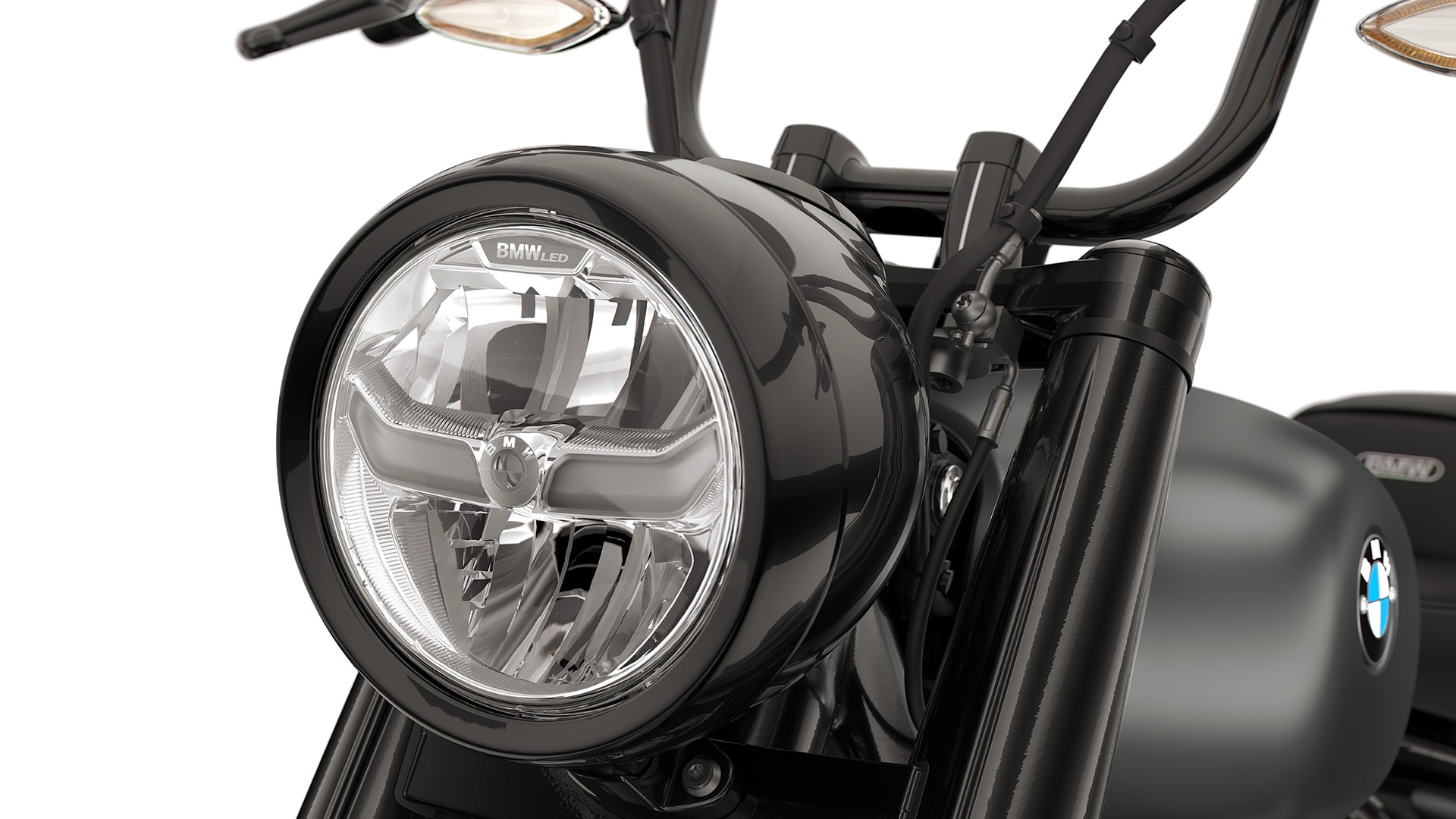 Detailed view of the round LED headlight on the BMW Motorrad R 18 Roctane