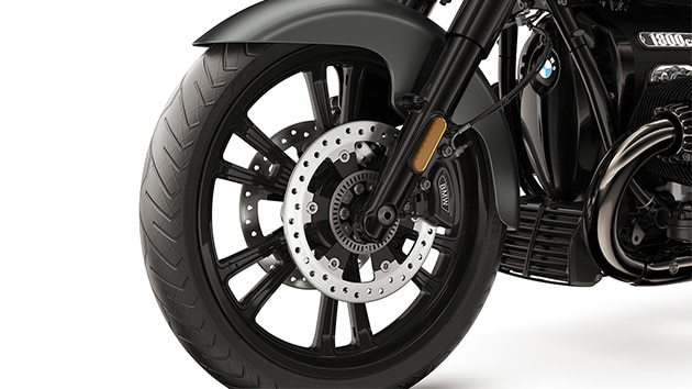 Detailed view of the 21-inch front wheel on the BMW Motorrad R 18 Roctane