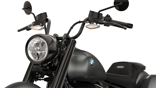 Detailed view of the midi ape-hanger on the BMW Motorrad R 18 Roctane