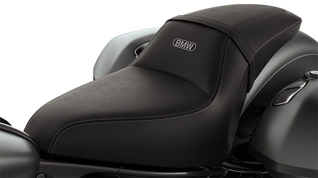 Detailed view of the dragster seat on the BMW Motorrad R 18 Roctane