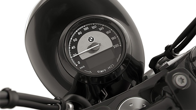 Detailed view of the round dial-type speedometer on the BMW Motorrad R 18 Roctane