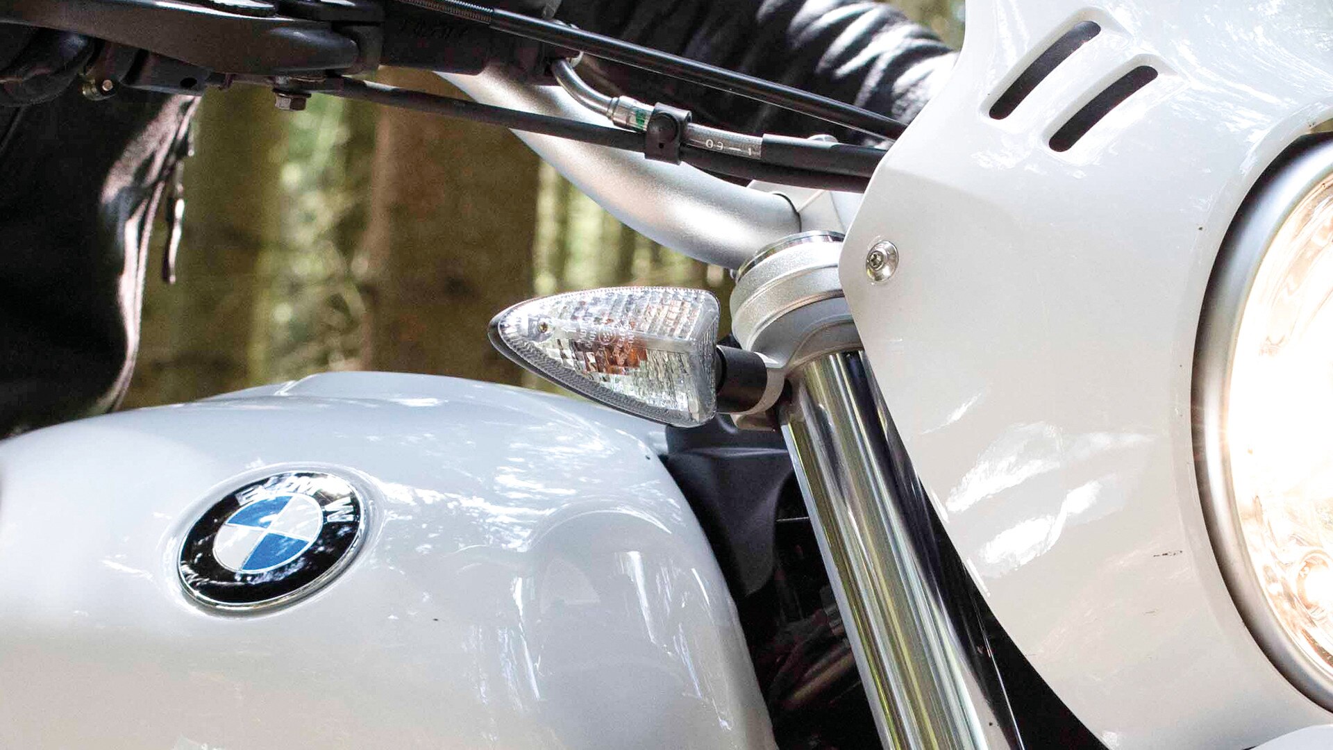 R nineT Urban G/S white indicators.